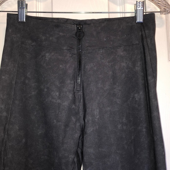 Oysho 3/4 Length Gray Leggings - Picture 3 of 5